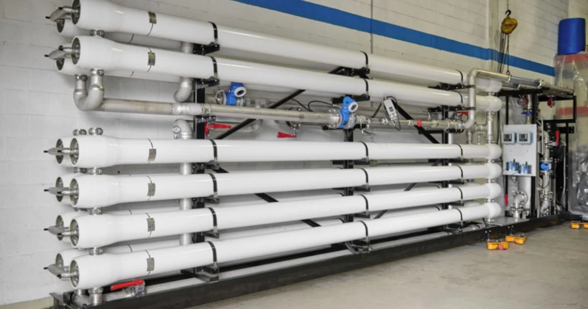 Reverse osmosis filtration system with white membranes
